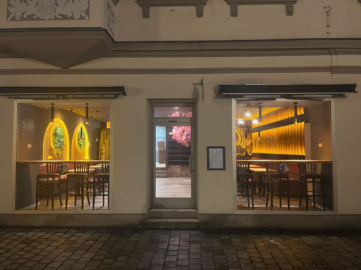 Wing & Yang Fassade in der Sophienstraße bei Nacht