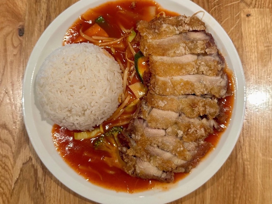 Knuspriger Hähnchenschenkel mit Süß-Sauer-Soße