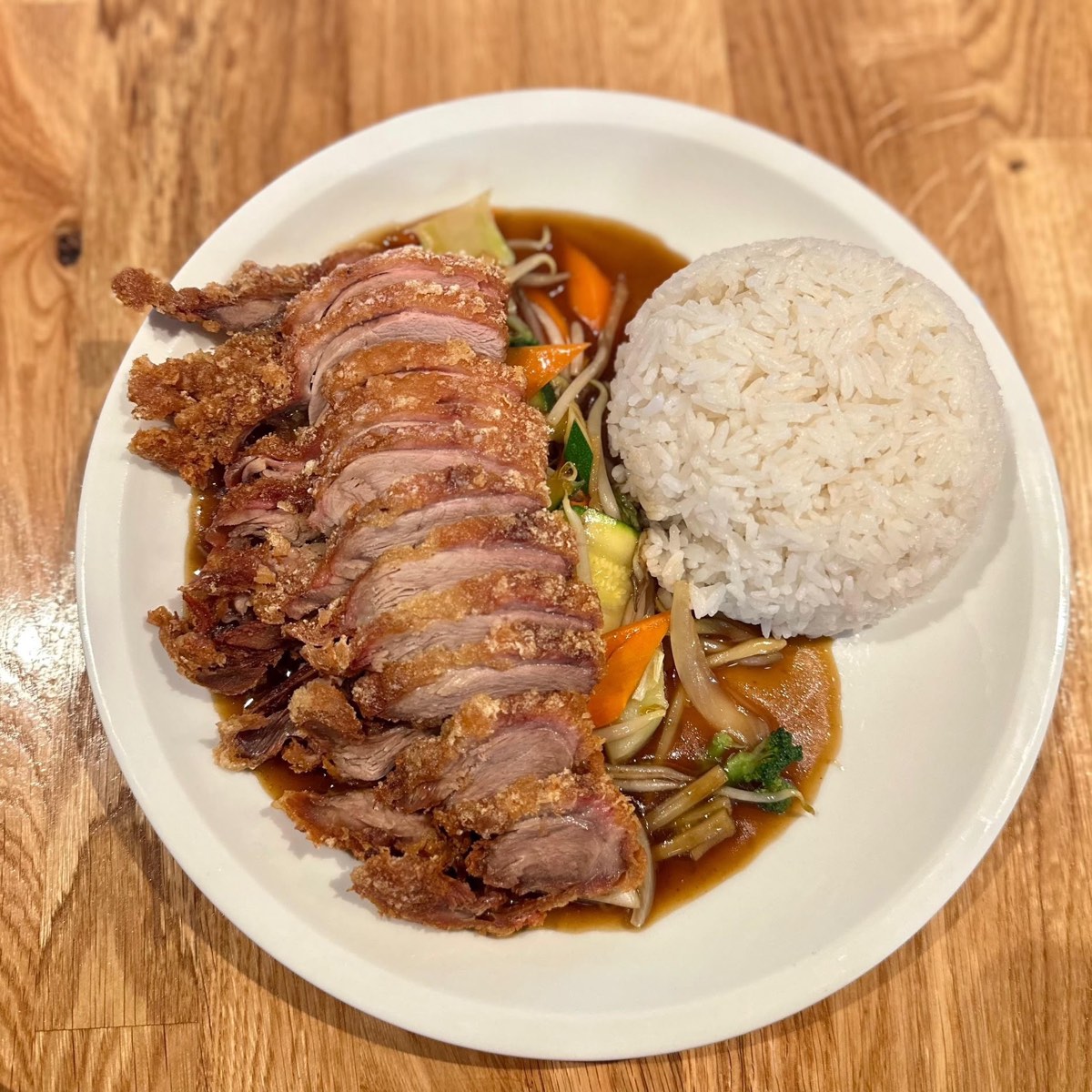 Knusprige Ente mit Reis und Wokgemüse