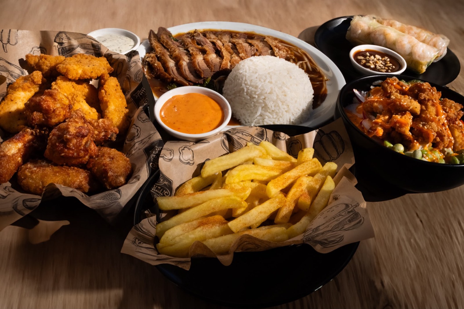 Fried Chicken, knusprige Ente mit Reis, Sommerrollen, Bowl und Pommes mit Dips